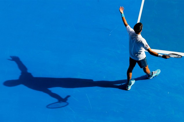 O tenista sérvio Novak Djokovic comemora ponto em partida contra Denis Istomin, do Uzbequistão, no Aberto da Austrália - 19/01/2017