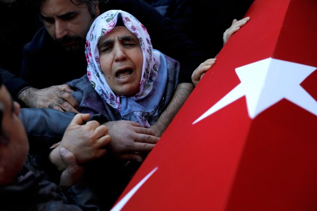 Mãe de um dos seguranças boate Reina,  alvo de um ataque terrorista na noite e Ano Novo, chora durante o funeral do filho em Istambul, na Turquia - 02/01/2017