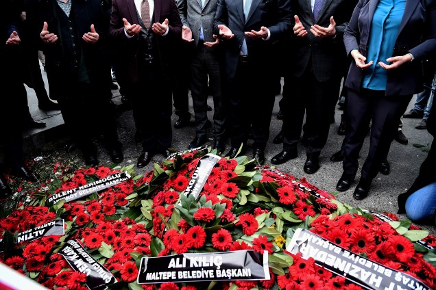 Prefeitos do Partido Republicano do Povo (CHP), de oposição em Istambul, levam flores e prestam homenagens às vítimas do ataque à boate Reina, na noite de ano novo, que matou 39 pessoas - 04/01/2017