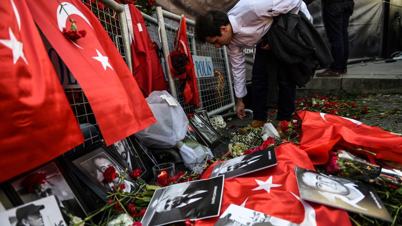 Homenagens às vítimas do tiroteio em boate na Turquia
