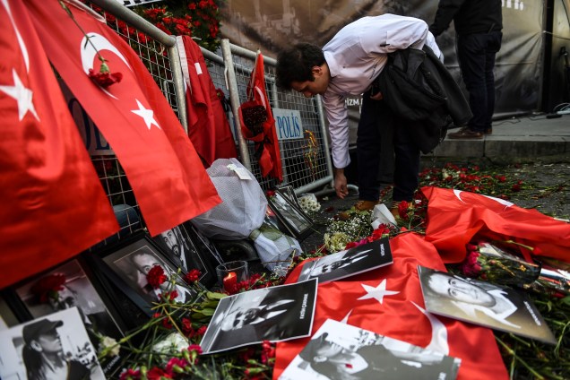 Homem coloca flores em frente à boate Reina em Istambul, em homenagem às vítimas do ataque terrorista ocorrido na noite de Ano Novo que deixou 39 mortos - 03/01/2017