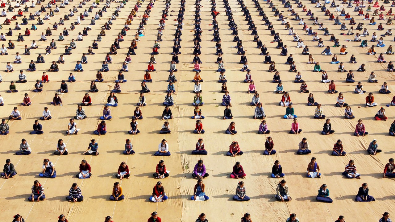 Estudantes praticam ioga em um acampamento de Ahamedabad, na Índia - 05/01/2017