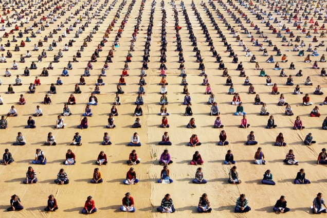 Estudantes praticam ioga em um acampamento de Ahamedabad, na Índia - 05/01/2017