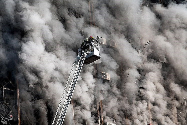 Bombeiros combatem incêndio em prédio comercial localizado em Teerã, no Irã. Ao menos 30 bombeiros morreram - 19/01/2017