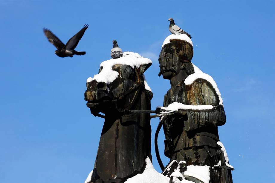 Pombos pousam na estátua de Georgios Karaiskakis, após forte nevasca atingir Atenas, na Grécia - 10/01/2017