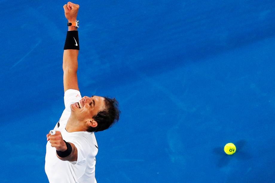 O espanhol Rafael Nadal vence o canadense Milos Raonic em partida de quarta de final do Aberto da Austrália, em Melbourne - 25/01/2017