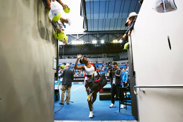 A americana Venus Williams cumprimenta os fãs após vencer Duan Yingying, da China, em partida da terceira rodada no Aberto da Austrália, em Melbourne - 20/01/2017