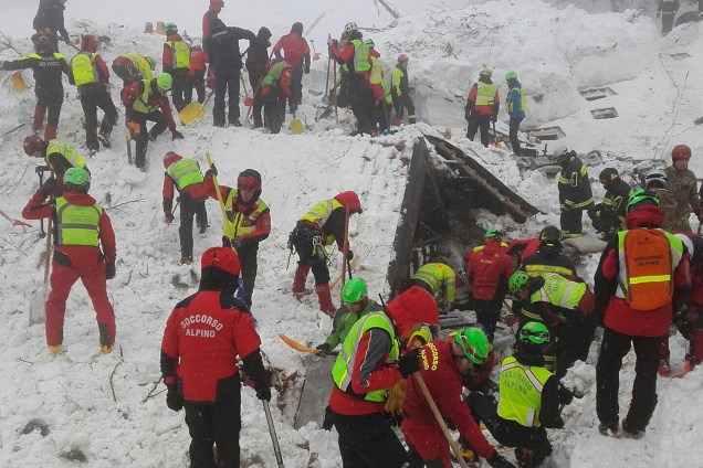 Foto divulgada nesta segunda-feira (23) mostra socorristas trabalhando na área do hotel Rigopiano atingida por avalanche na Itália