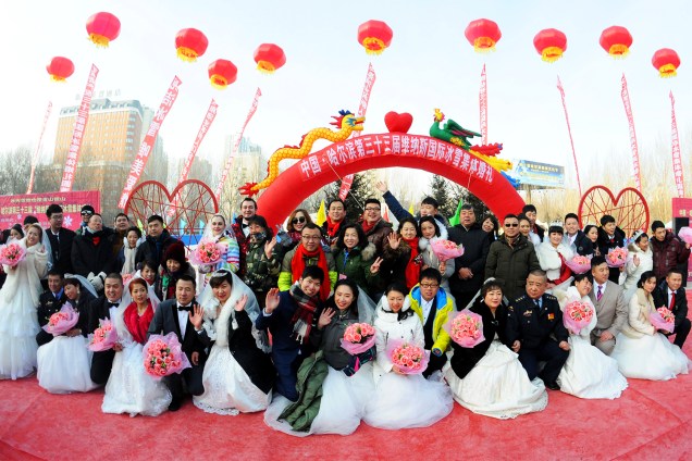 Casais posam para fotos em casamento comunitário realizado no Festival Internacional de Gelo em Harbin, na província chinesa de Heilongjiang - 06/01/2017