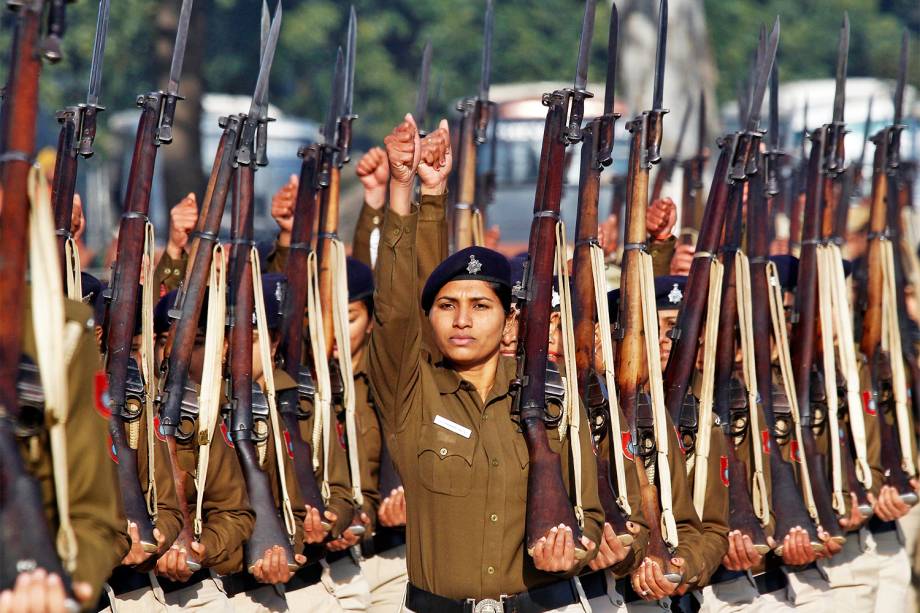 Policiais ensaiam na cidade de Chandigarh, na Índia, para o desfile do Dia da República no país - 19/01/2017