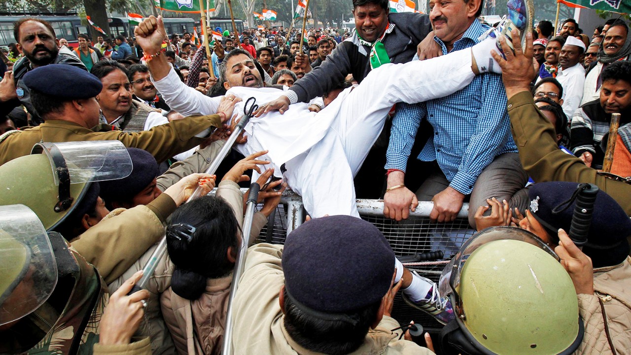 Manifestantes tentam atravessar barricada montada pela polícia em protesto contra a desmonetização, organizado pelo principal partido de oposição do Congresso indiano, na cidade de Chandigarh - 06/01/2017