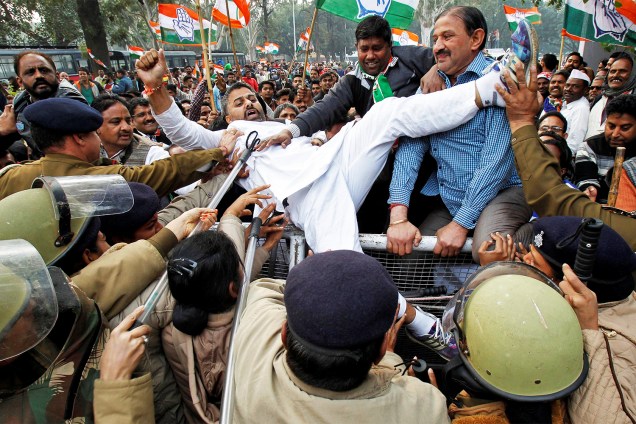 Manifestantes tentam atravessar barricada montada pela polícia em protesto contra a desmonetização, organizado pelo principal partido de oposição do Congresso indiano, na cidade de Chandigarh - 06/01/2017