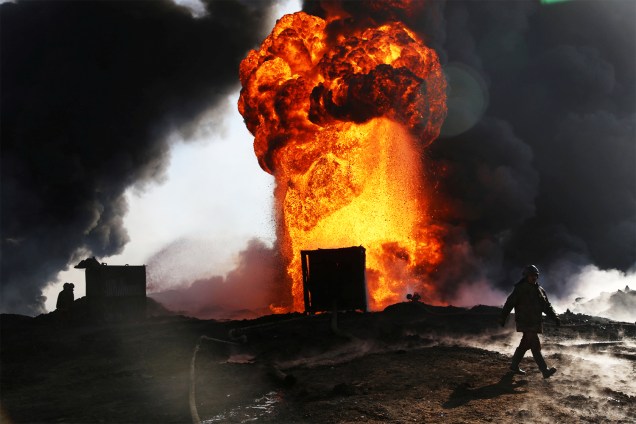 Poços de petróleo são incendiados pelo grupo extremista Estado Islâmico, na região de Qayyara, em Mosul, no Iraque - 19/01/2017