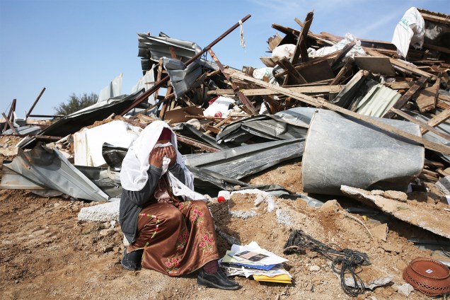 Mulher beduína chora ao ver sua casa destruída na aldeia de Umm al-Hiran, em Israel - 18/01/2017