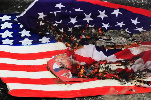 Manifestantes queimam bandeira dos Estados Unidos durante protesto em frente à embaixada do país, em Manila, nas Filipinas, no dia da posse de Donald Trump como o 45º presidente americano - 20/01/2017