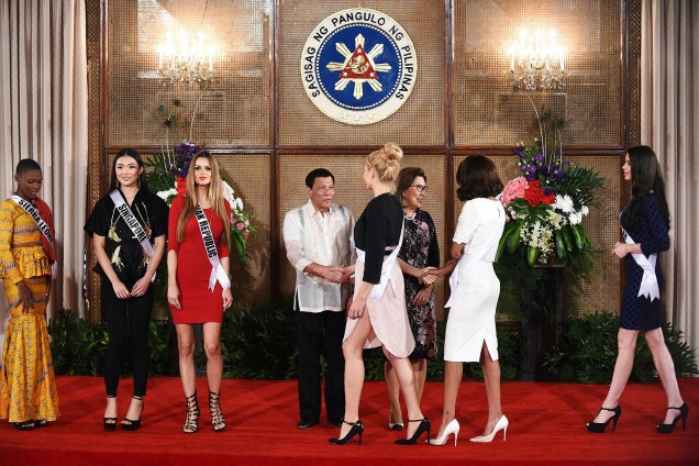 O presidente das Filipinas, Rodrigo Duterte, cumprimenta as candidatas do concurso Miss Universo no palácio presidencial na capital Manila - 23/01/2017