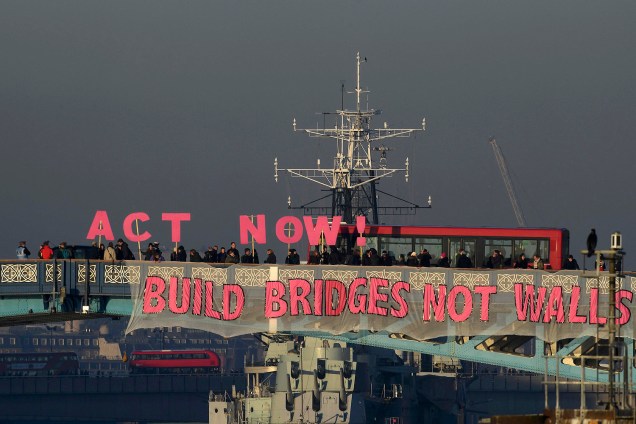 Construa pontes, não muros', dizem mensagens expostas na Ponte da Torre, em Londres, durante protesto contra Donald Trump - 20/01/2017