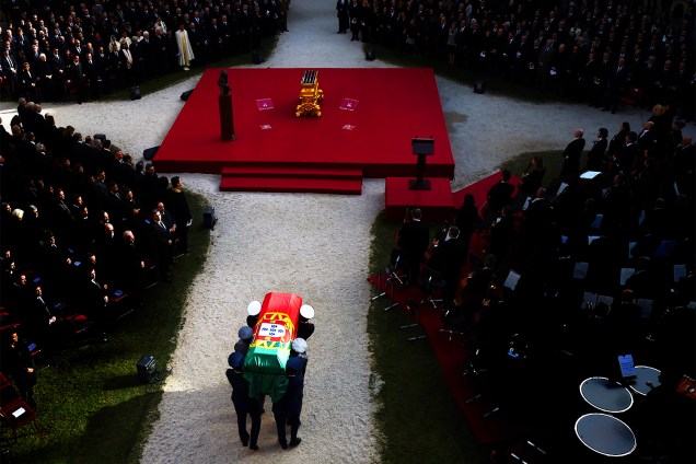 Homens carregam caixão com o corpo do ex-presidente português Mario Soares, em cerimônia fúnebre realizada no Mosteiro dos Jeronimos, em Lisboa - 10/01/2017