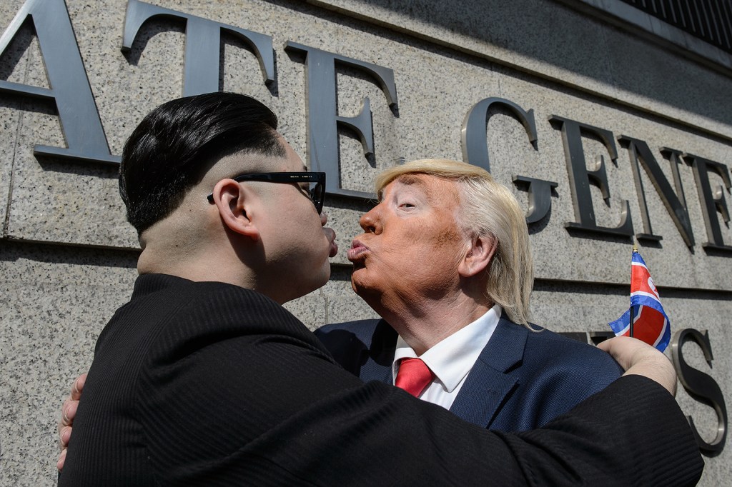 Sósias do presidente americano Donald Trump e do líder norte-coreano Kim Jong-un