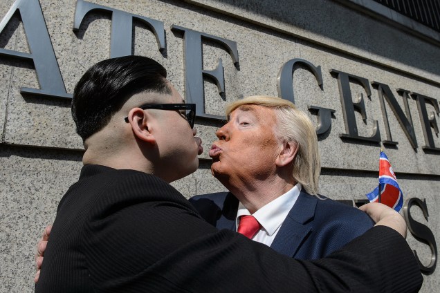 Sósias do presidente americano Donald Trump e do líder norte-coreano Kim Jong-un, posam para foto em frente ao consulado americano em Hong Kong, na China - 25/01/2017