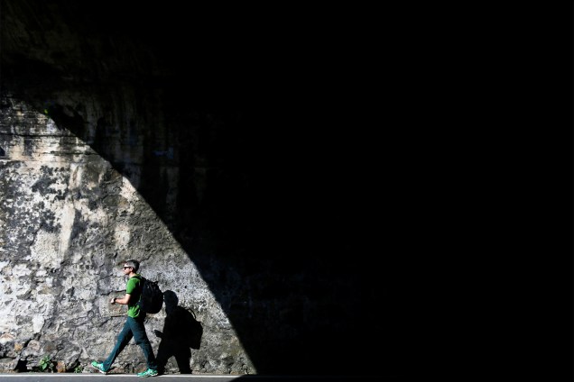 Homem caminha em túnel localizado em Forte de Galle, no Sri Lanka - 10/01/2017