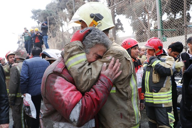 Bombeiros emocionados choram após o desmoronamento de um prédio em chamas em Teerã, no Irã. Informações iniciais apontavam que diversos bombeiros ainda estavam no interior do edifício no momento em que ele desabou  - 19/01/2017