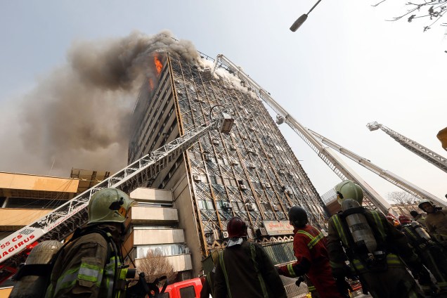 Bombeiros combatem incêndio em prédio comercial localizado em Teerã, no Irã. Ao menos 30 bombeiros morreram - 19/01/2017 Bombeiros combatem incêndio em prédio comercial localizado em Teerã, no Irã. Ao menos 30 bombeiros morreram - 19/01/2017