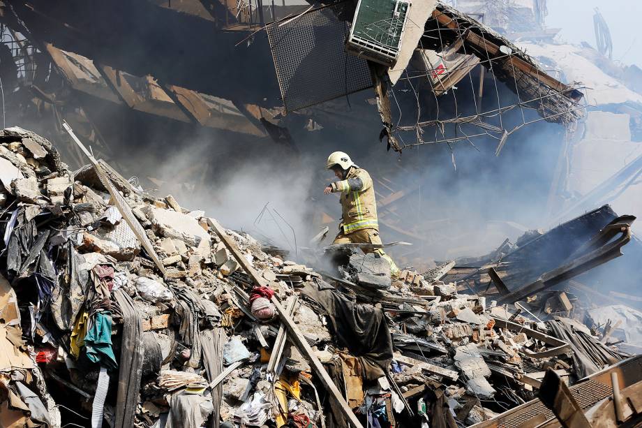 Um edifício de 15 andares desabou em Teerã com vários bombeiros em seu interior - 19/01/2017