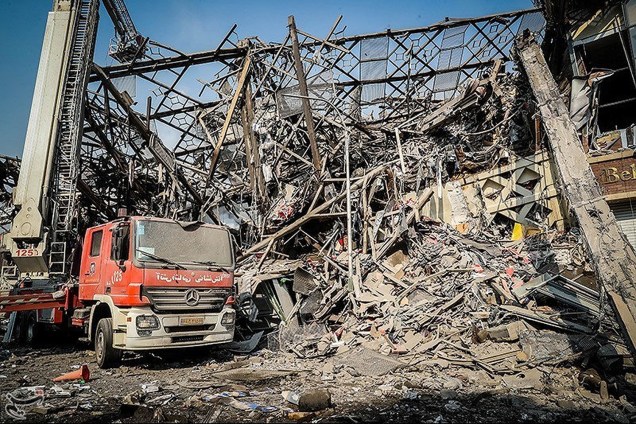 Um edifício de 15 andares que havia acabado de ser evacuado após o início de um incêndio desabou em Teerã com vários bombeiros em seu interior - 19/01/2017