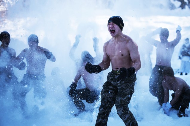 Fuzileiros navais sul-coreanos brincam com neve durante exercício em Pyeongchang, na Coreia do Sul - 24/01/2017