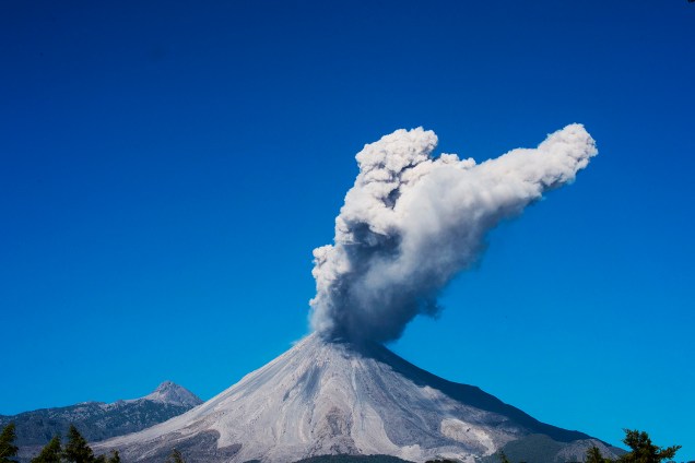 O vulcão Colima, cospe cinzas e fumaça visto de San Antonio, no estado de Colima, no México. A atividade do vulcão se intensificou nos últimos dias - 23/01/2017