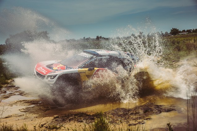 Piloto espanhol Carlos Sainz, na Peugeot, compete da primeira fase do Rally Dakar 2017 em Assunção, Paraguai - 02/01/2017