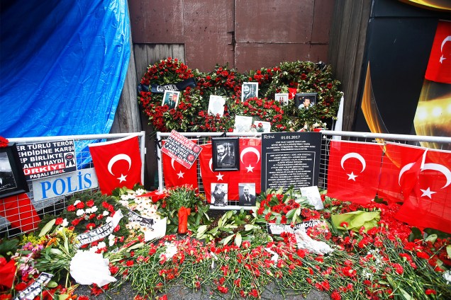 Flores e fotos das vítimas são colocadas próximas da entrada da boate Reina, em Istambul, na Turquia, em homenagem às 39 vítimas do ataque terrorista no local - 17/01/2017