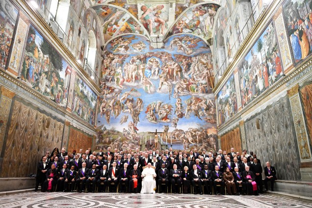 Papa Francisco posa para foto juntamente com membros do corpo diplomático na Capela Sistina, após audiência de tradicional troca de saudações de Ano Novo no Vaticano - 09/01/2017