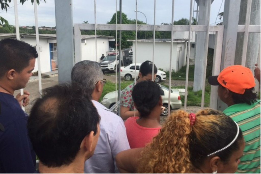 Familiares na porta do IML em Manaus aguardam a identificação dos corpos