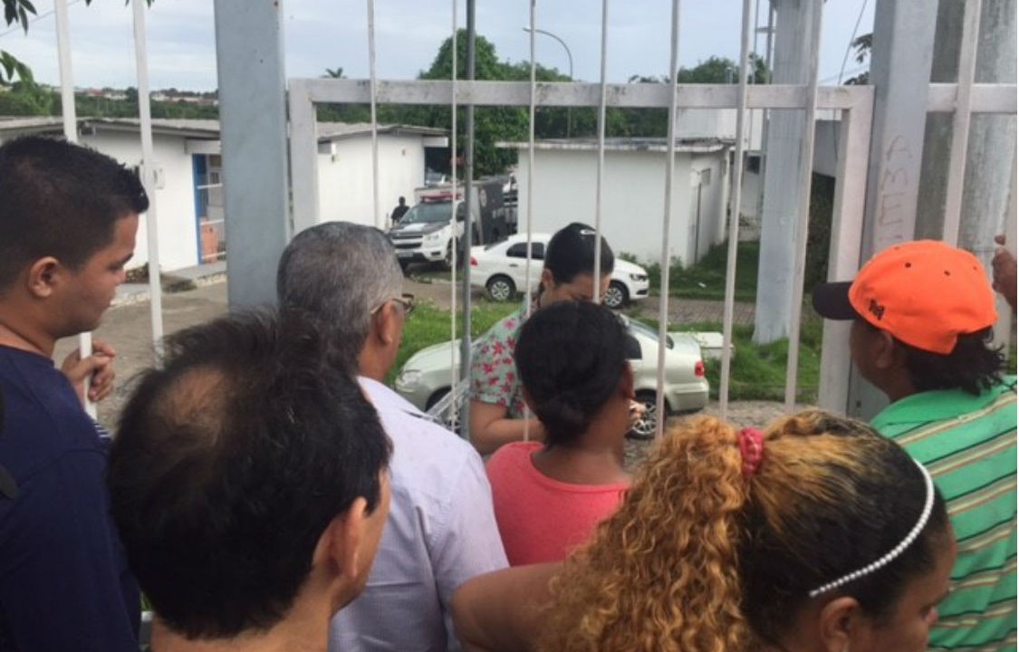 Familiares na porta do IML em Manaus aguardam a identificação dos corpos