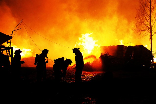 Bombeiros temtam combater um incêndio florestal em Santa Olga, no Chile. A presidente Michelle Bachelet declarou estado de emergência, enviou tropas e pediu ajuda internacional no que chamou do 'maior desastre florestal' da história do Chile - 27/01/2017