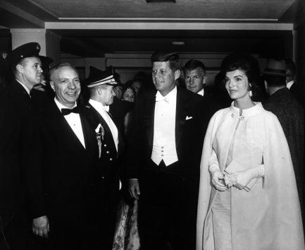 O vestido de Melania Trump muito se assemelha aos modelos usados por Jackie Kennedy no dia da posse de seu marido, John Kennedy