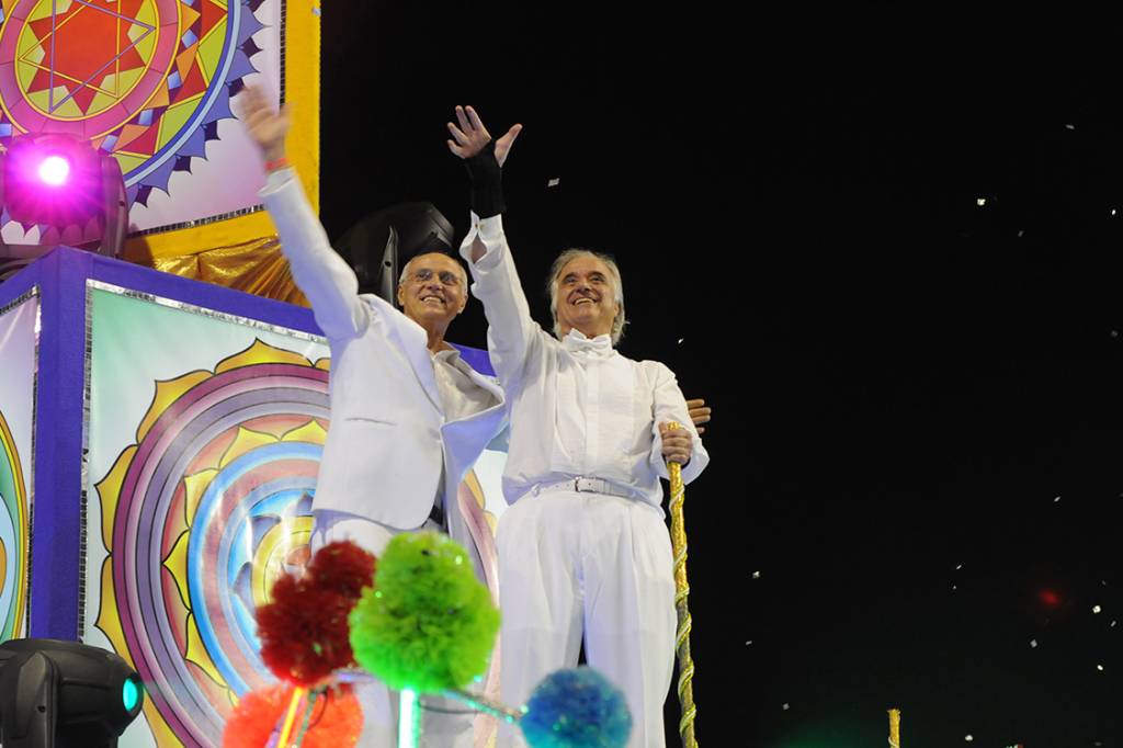 O senador Eduardo Suplicy e o maestro João Carlos Martins desfilam pela Vai-Vai, que o homenageou no Carnaval de 2011