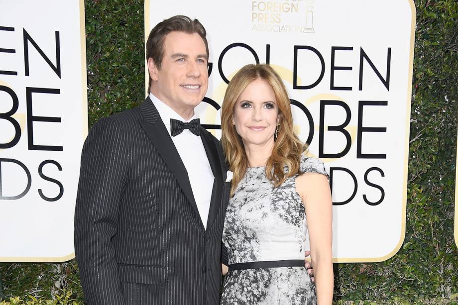 O ator John Travolta e a atriz Kelly Preston chegam para o Globo de Ouro 2017, em Los Angeles