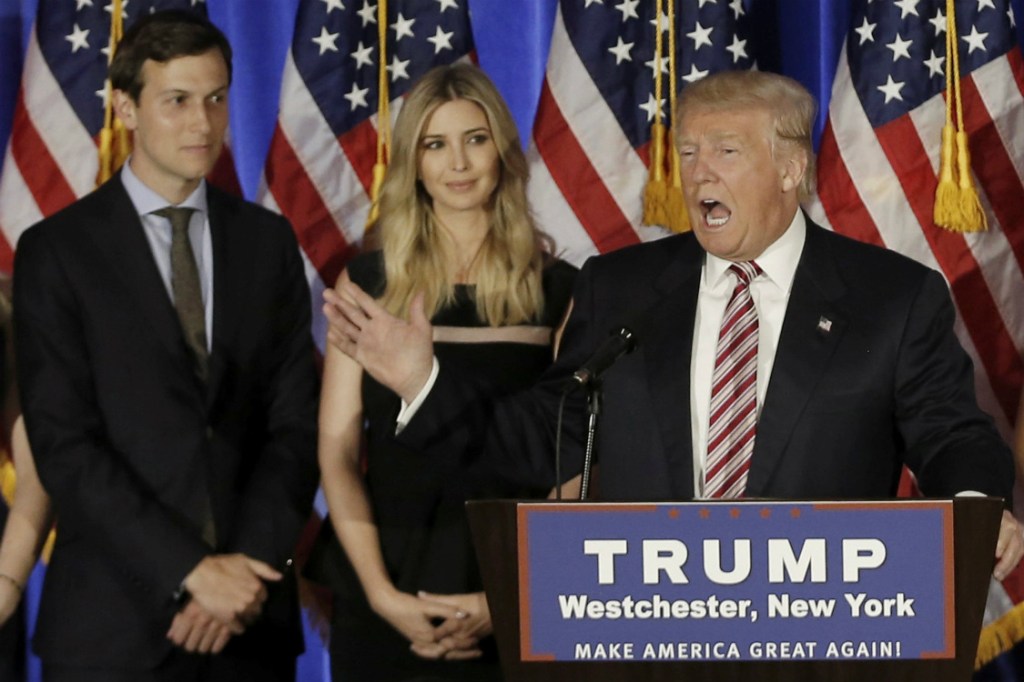 Jared Kushner, Ivanka e Donald Trump em um evento durante a campanha