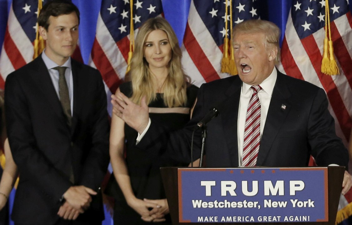 Jared Kushner, Ivanka e Donald Trump em um evento durante a campanha