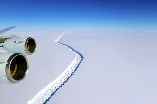 Foto divulgada pela Nasa que mostra a fenda entre o iceberg e a plataforma Larsen C