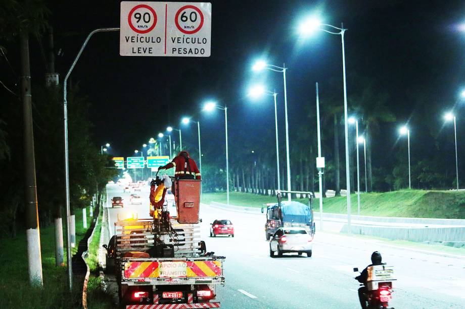 Funcionários da Prefeitura trabalham na madrugada desta quarta-feira (25), para implementar o programa Marginal Segura e também o aumento das velocidades máximas permitidas na Marginal Pinheiros, em São Paulo (SP).