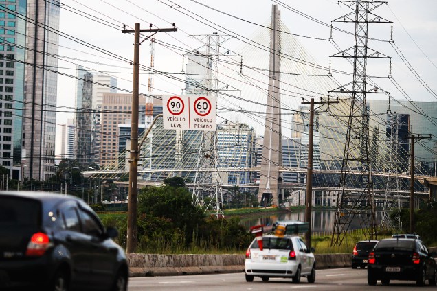 Placas já alteradas informam novos limites de velocidade na Marginal Pinheiros, na zona leste de São Paulo - 25/01/2017