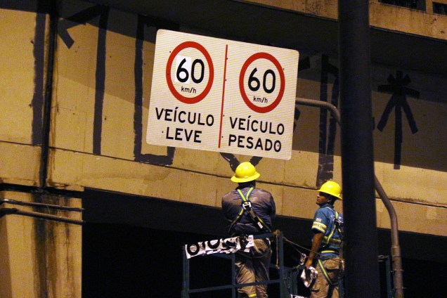 Funcionários da Prefeitura trabalham na madrugada desta quarta-feira (25), para implementar o programa Marginal Segura e também o aumento das velocidades máximas permitidas na Marginal Pinheiros, em São Paulo (SP).