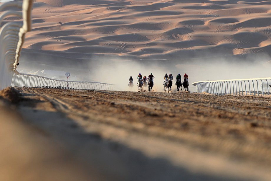 Competidores participam de corrida da cavalos no deserto durante o Festival das Dunas Liwa Moreeb, nos Emirados Árabes
