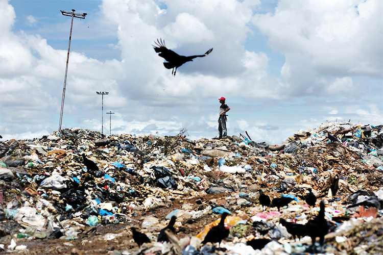 Homem é visto em um lixão na cidade de Puerto Ordaz, na Venezuela