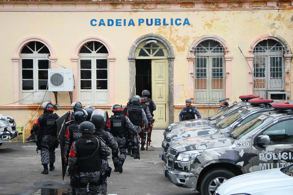 Polícia chega à Cadeia Pública Raimundo Vidal Pessoa, em Manaus, para conter rebelião - 08/01/2017