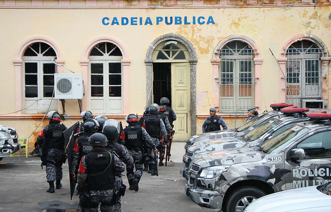 Polícia chega à Cadeia Pública Raimundo Vidal Pessoa, em Manaus, para conter rebelião - 08/01/2017